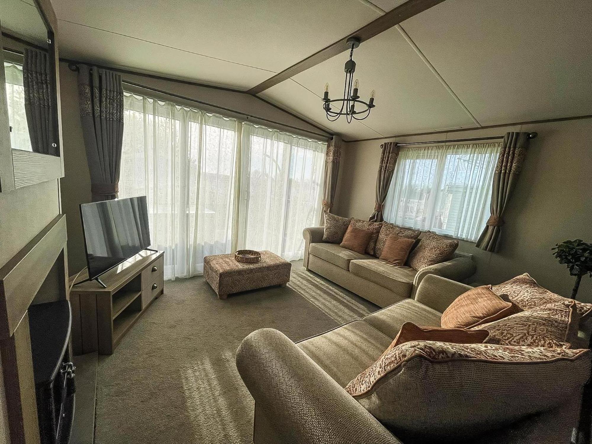 Stunning 8 Berth Caravan With Decking At Kessingland Beach Ref 90017D Benacre Exterior photo